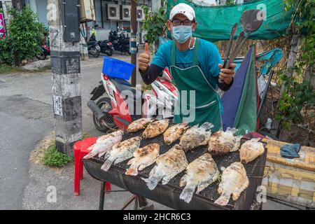Gesalzener und gefüllter Fisch zum Verkauf in Nordthailand auf einem Grill auf dem iopen Markt Stockfoto