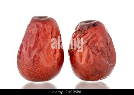 Zwei getrocknete Beeren von ziziphus, Nahaufnahme, isoliert auf Weiß. Stockfoto