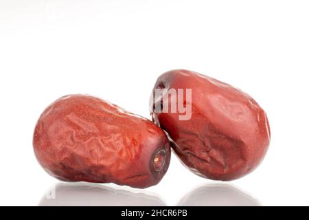 Zwei getrocknete Beeren von ziziphus, Nahaufnahme, isoliert auf Weiß. Stockfoto