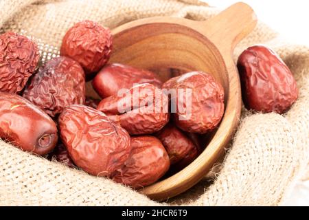 Mehrere getrocknete ziziphus-Beeren mit Jutebeutel, Nahaufnahme, Stockfoto