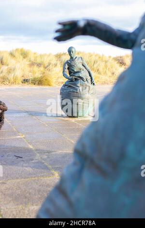 Eine einzigartige runde Bronzestatue der weiblichen Figur „Conversation Piece“ Skulptur des spanischen Bildhauers Juan Munozon, Little Oven Beach Südschilde Stockfoto