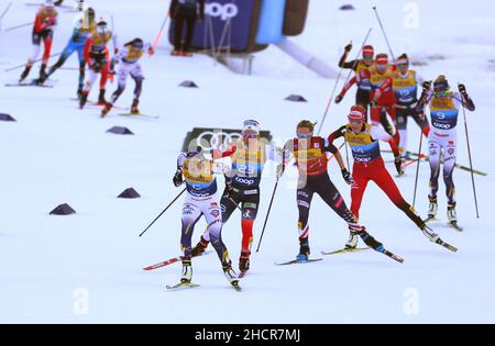 Oberstdorf, Deutschland. 31st Dez 2021. Langlaufen/Langlaufen: Weltcup, Tour de Ski, 10 km Massenstart-Klassiker, Damen. Läufer auf der Strecke. Quelle: Karl-Josef Hildenbrand/dpa/Alamy Live News Stockfoto