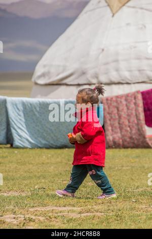 SONG KUL, KIRGISISTAN - 24. JULI 2018: Junge Kirgisierin in einem Jurtenlager in der Nähe des Song Kul Sees, Kirgisistan Stockfoto