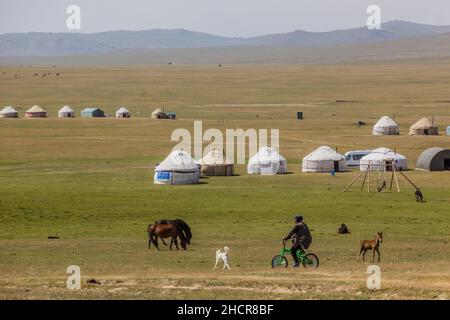 SONG KUL, KIRGISISTAN - 24. JULI 2018: Jurtenlager am Ufer des Song Kul Sees, Kirgisistan Stockfoto