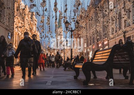 Nikolskaja Straße in der Nähe des Roten Platzes in Moskau. Vorbereitung auf das neue Jahr. Blick auf den Kreml Stockfoto