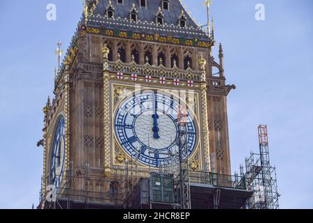 London, Großbritannien. 31st Dez 2021. Big Ben läutete am 31st. Dezember 2021 um 12 Uhr mittags zum ersten Mal seit vier Jahren seine Glocke.das Wahrzeichen, offiziell Elizabeth Tower genannt, wird seit 2017 renoviert und die Arbeiten werden voraussichtlich Anfang 2022 abgeschlossen sein. Big Ben wird um Mitternacht zum neuen Jahr erneut klingeln. Kredit: SOPA Images Limited/Alamy Live Nachrichten Stockfoto