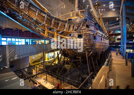 Stockholm, Schweden - 25. Juni 2016: Vasa Museum, Vasamuseet, Museumsinnenraum mit einem gut erhaltenen Kriegsschiff Vasa aus dem 17th. Jahrhundert, das bei seiner ersten vo sank Stockfoto