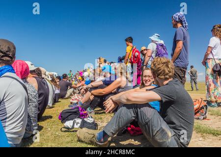 SONG KOL, KIRGISISTAN - 25. JULI 2018: Besucher des National Horse Games Festival am Ufer des Son Kol Sees Stockfoto