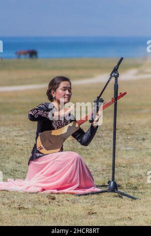 SONG KOL, KIRGISISTAN - 25. JULI 2018: Musiker beim National Horse Games Festival am Ufer des Son Kol Sees Stockfoto