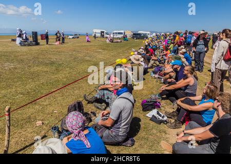 SONG KOL, KIRGISISTAN - 25. JULI 2018: Besucher des National Horse Games Festival am Ufer des Son Kol Sees Stockfoto