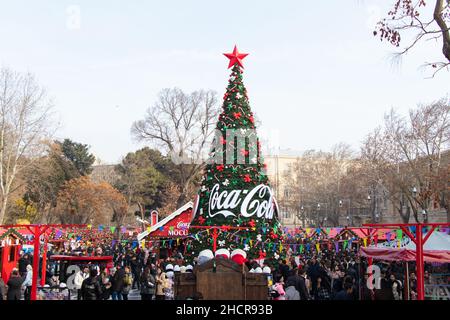 Neujahrsmesse im Zentrum des Platzes. Weihnachtstag in Baku, Aserbaidschan - 31. Dezember 2021. Stockfoto