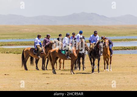 SONG KOL, KIRGISISTAN - 25. JULI 2018: Die Einheimischen spielen kok Boru, ein traditionelles Pferdespiel, mit einem Ziegenkadaver, beim National Horse Games Festival auf der s Stockfoto