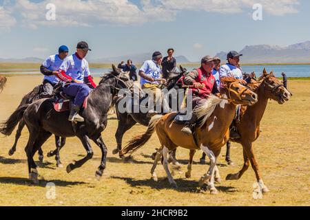 SONG KOL, KIRGISISTAN - 25. JULI 2018: Die Einheimischen spielen kok Boru, ein traditionelles Pferdespiel, mit einem Ziegenkadaver, beim National Horse Games Festival auf der s Stockfoto