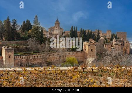 ALHAMBRA PALACE GRANADA ANDALUSIEN SPANIEN UND GOLDENE HERBSTLICHE WEINREBEN Stockfoto