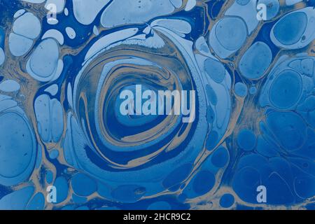 Eine blaue Textur mit geschwungenen Linien Hintergrund. Geometrische Illustration im abstrakten Stil mit Farbverlauf Stockfoto