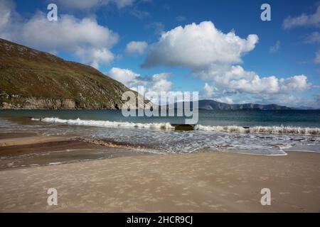 Keem Bay ist ein Sandstrand in der Nähe des Dorfes Dooagh auf Achill Island, County Mayo in Irland. Ein Strand mit blauer Flagge, was bedeutet, dass es Rettungsschwimmer gibt. Stockfoto