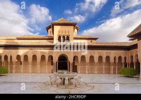 ALHAMBRA PALACE GRANADA ANDALUSIEN SPANIEN BLAUER HIMMEL ÜBER DEM HOF DER LÖWEN UND SECHS DER LÖWENBRUNNEN Stockfoto