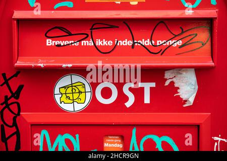 Käseaufkleber auf roter Post Danmark Briefbox in Kopenhagen, Dänemark Stockfoto