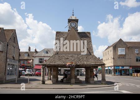 Blick auf den Witney Clock Tower in Buttercross in Witney, Oxfordshire, Großbritannien Stockfoto