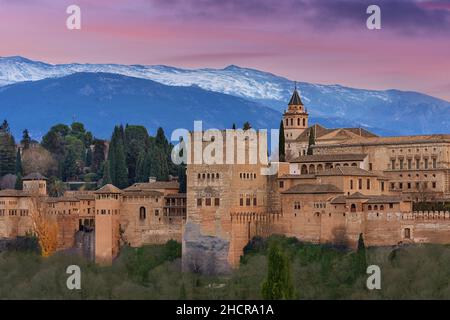 ALHAMBRA PALACE GRANADA ANDALUSIEN SPANIEN DIE FESTUNG BEI SONNENUNTERGANG MIT SCHNEE AUF DER SIERRA NEVADA Stockfoto