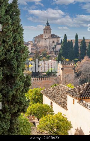 ALHAMBRA PALACE GRANADA ANDALUSIEN SPANIEN TURM DER ST. MARY KIRCHE VON DEN GÄRTEN DES GENERALIFE AUS GESEHEN Stockfoto