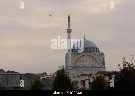 Istanbul, Türkei - 29. Oktober 2021: Moschee Foto. Kuppel und Minarett. Editorial gedreht in istanbul Türkei. Stockfoto