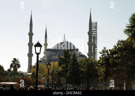 Istanbul, Türkei - 30. Oktober 2021: Sultanahmet Blaue Moschee in Restaurierung. Editorial gedreht in istanbul Türkei. Stockfoto