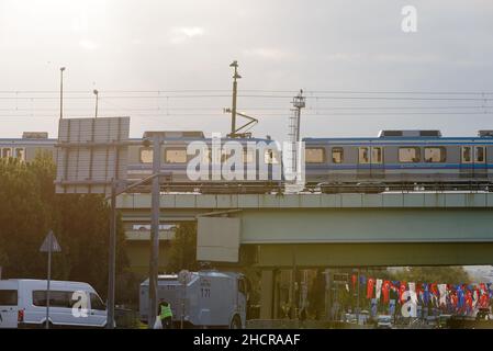 Istanbul, Türkei - 29. Oktober 2021: U-Bahn über Bahnüberführung. Editorial gedreht in Istanbul Türkei. Stockfoto