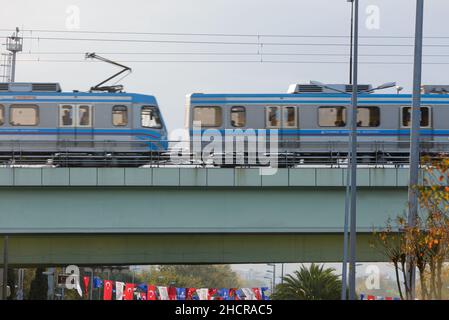 Istanbul, Türkei - 29. Oktober 2021: U-Bahn über Bahnüberführung. Editorial gedreht in Istanbul Türkei. Stockfoto