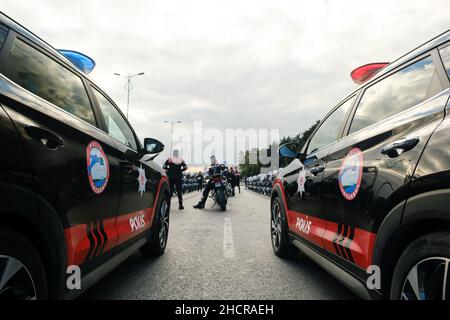 Istanbul, Türkei - 29. Oktober 2021: Zwei Polizeiautos mit Delfinen und ein Motorrad-Polizeiteam. Delfinpolizei am tag der republik Türkei. Stockfoto