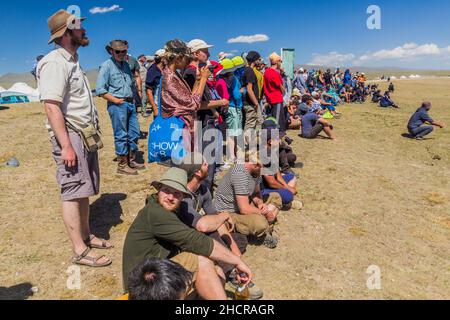 SONG KOL, KIRGISISTAN - 25. JULI 2018: Besucher des National Horse Games Festival am Ufer des Son Kol Sees Stockfoto