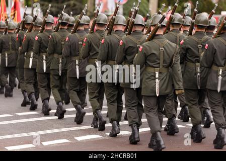 Istanbul, Türkei - 29. Oktober 2021: Türkische Soldaten gehen am 29. Oktober zum Tag der Republik Türkei. Editorial gedreht in Istanbul. Stockfoto