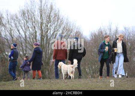 London, Großbritannien, Dezember 31st 2021. Die rekordmilden Temperaturen von 15 Grad verführten viele Wanderer zu Parliament Hill Fields auf Hampstead Heath im Norden Londons. Nach einem der trübsten Dezembers seit 1956 war es allerdings noch bewölkt. Quelle: Monica Wells/Alamy Live News Stockfoto