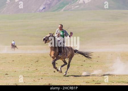 SONG KOL, KIRGISISTAN - 25. JULI 2018: Kirgisische Reiter am Ufer des Son Kol Sees, Kirgisistan Stockfoto