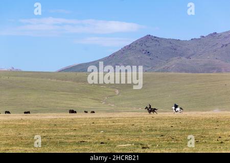 SONG KOL, KIRGISISTAN - 25. JULI 2018: Kirgisische Reiter am Ufer des Son Kol Sees, Kirgisistan Stockfoto