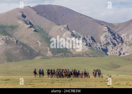 SONG KOL, KIRGISISTAN - 25. JULI 2018: Kirgisische Reiter am Ufer des Son Kol Sees, Kirgisistan Stockfoto