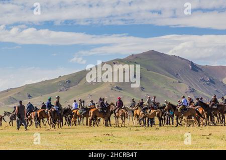 SONG KOL, KIRGISISTAN - 25. JULI 2018: Kirgisische Reiter am Ufer des Son Kol Sees, Kirgisistan Stockfoto