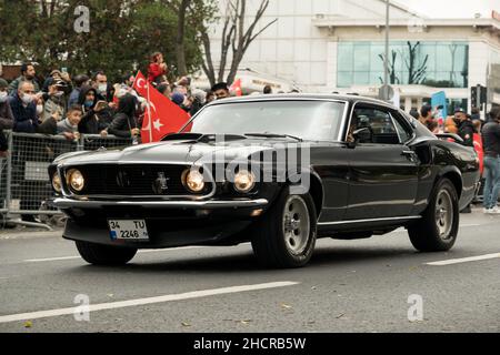 Istanbul, Türkei - 29. Oktober 2021: Vorderansicht eines schwarzen 1965 Ford Mustang GT 350 am 29. Oktober tag der türkei, Oldtimer Parade Moment. Stockfoto