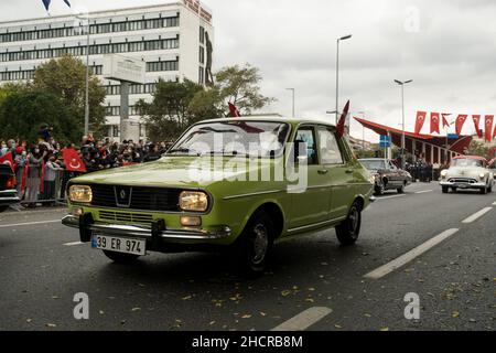 Istanbul, Türkei - 29. Oktober 2021: Vorderansicht eines grünen 1969 Renault 12 TL am 29. Oktober tag der republik Türkei, Oldtimer-Parade Moment. Stockfoto