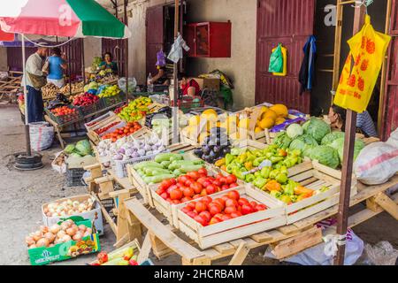 BISCHKEK, KIRGISISTAN - 26. JULI 2017: Obst und Gemüse auf dem Osch-Basar in Bischkek, der Hauptstadt Kirgisistans. Stockfoto