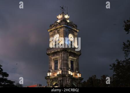 Aufnahme des Dolmabahce Uhrturms bei Nacht. Stockfoto