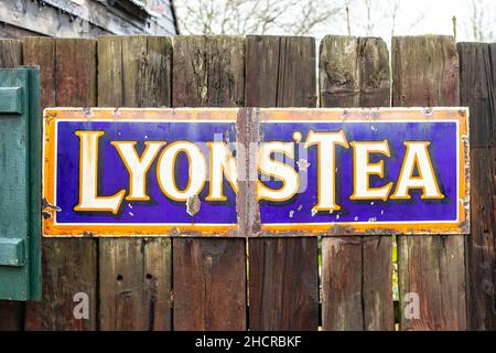 Vintage emailliertes Metallschild für Lyons Tee im Dorf Beamish Stockfoto