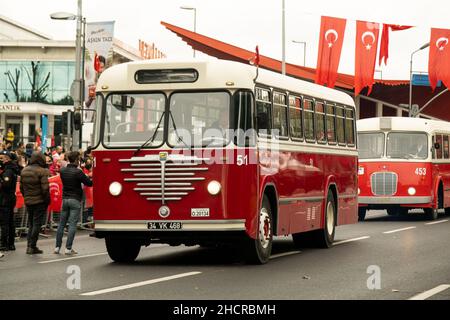 Istanbul, Türkei - 29. Oktober 2021: Seitenansicht des alten PASSANGERBUSSES 5500 TU.10 produziert im Jahr 1951 am Tag der republik von Tur Stockfoto