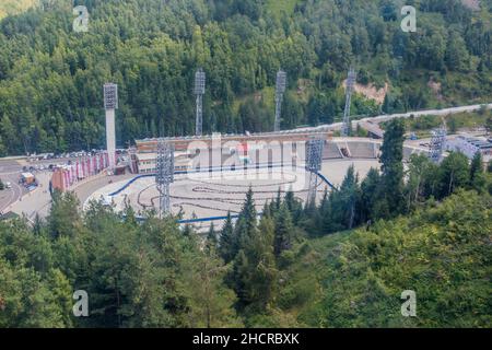 ALMATY, KASACHSTAN - 29. JULI 2018: Luftaufnahme der Eisbahn Medeo in der Nähe von Almaty. Stockfoto