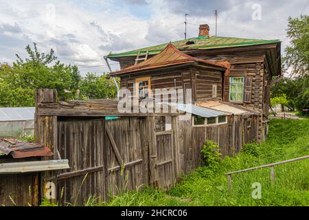 Typisches altes russisches Holzhaus in der Stadt Tjumen, Russland Stockfoto