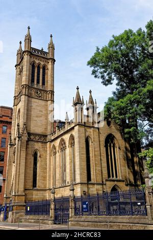 Ramshorn Theater in der ehemaligen Kirche in der Ingram Street. Ansicht der ehemaligen Kirche mit dem Ramshorn Theater, Teil der Strathclyde University - Glasgow, Scotlan Stockfoto