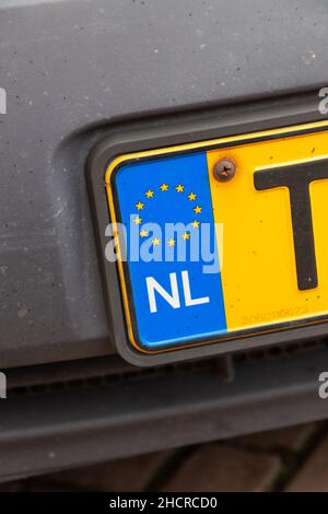 Nahaufnahme eines Nummernschilds der Niederlande Stockfoto