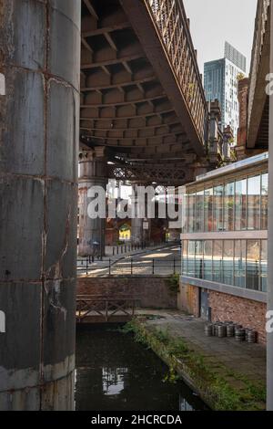 Großbritannien, England, Manchester, Castlefield, redundantes Eisenbahnviadukt über das Becken des Bridgewater-Kanals Stockfoto