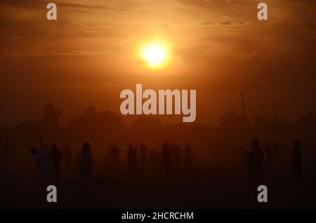 Peshawar, Pakistan. 31st Dez 2021. Ein schöner Blick auf den letzten Sonnenuntergang des Jahres. (Foto: Hussain Ali/Pacific Press) Quelle: Pacific Press Media Production Corp./Alamy Live News Stockfoto