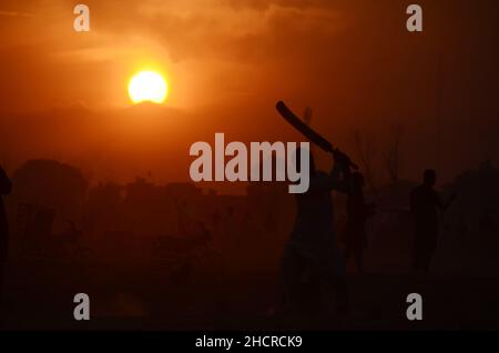 Peshawar, Pakistan. 31st Dez 2021. Ein schöner Blick auf den letzten Sonnenuntergang des Jahres. (Foto: Hussain Ali/Pacific Press) Quelle: Pacific Press Media Production Corp./Alamy Live News Stockfoto